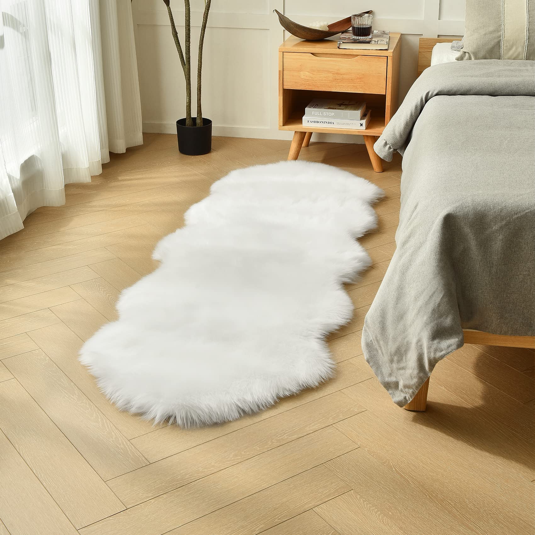 duduta front view of white runner showing full shape and style benefit