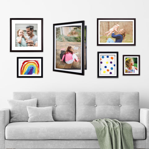 Dynamic Frames Li’l Davinci on table stand, highlights portable showcase and countertop convenience