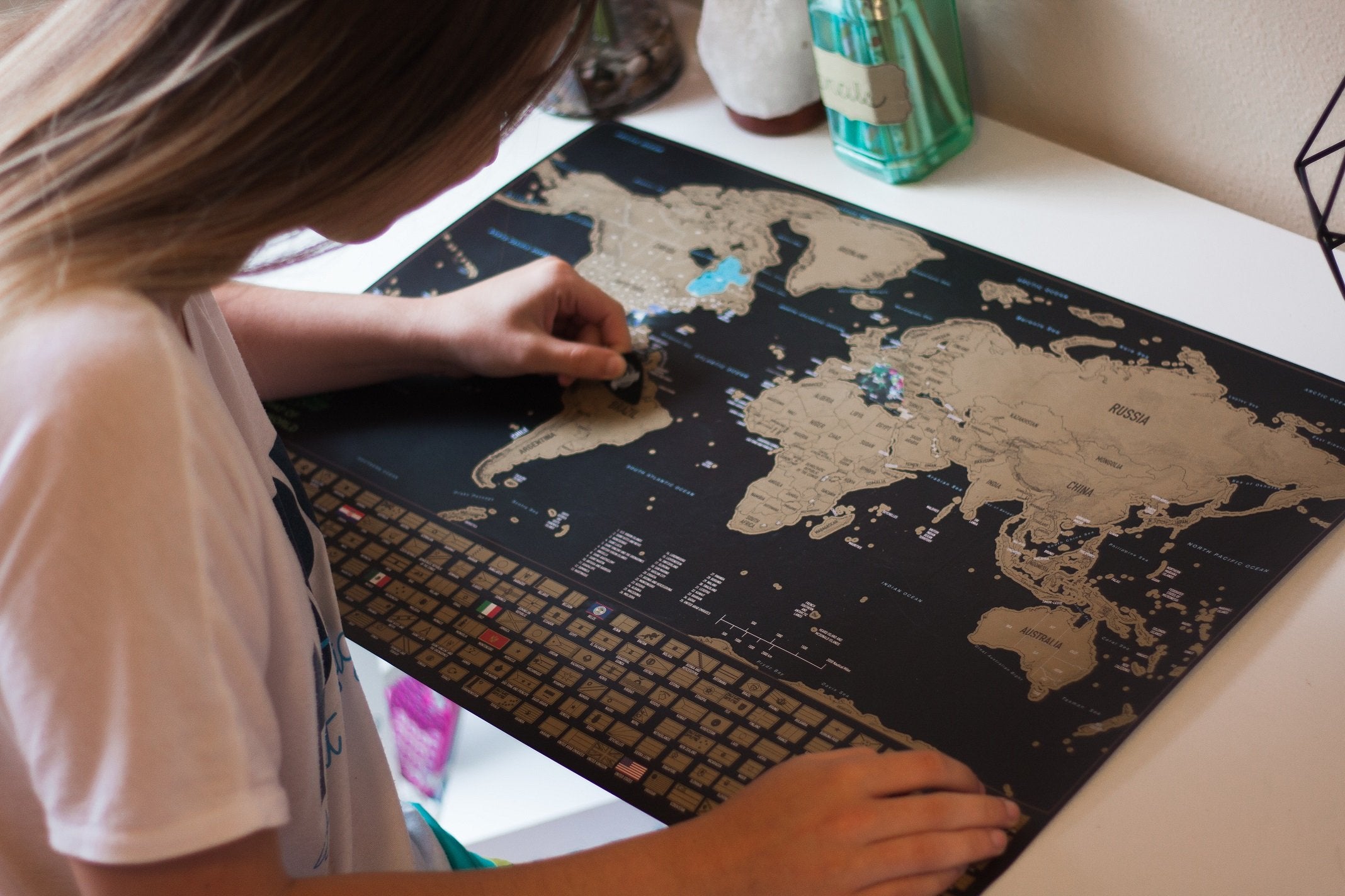 EARTHABITATS scratching tool revealing a country to personalize your map
