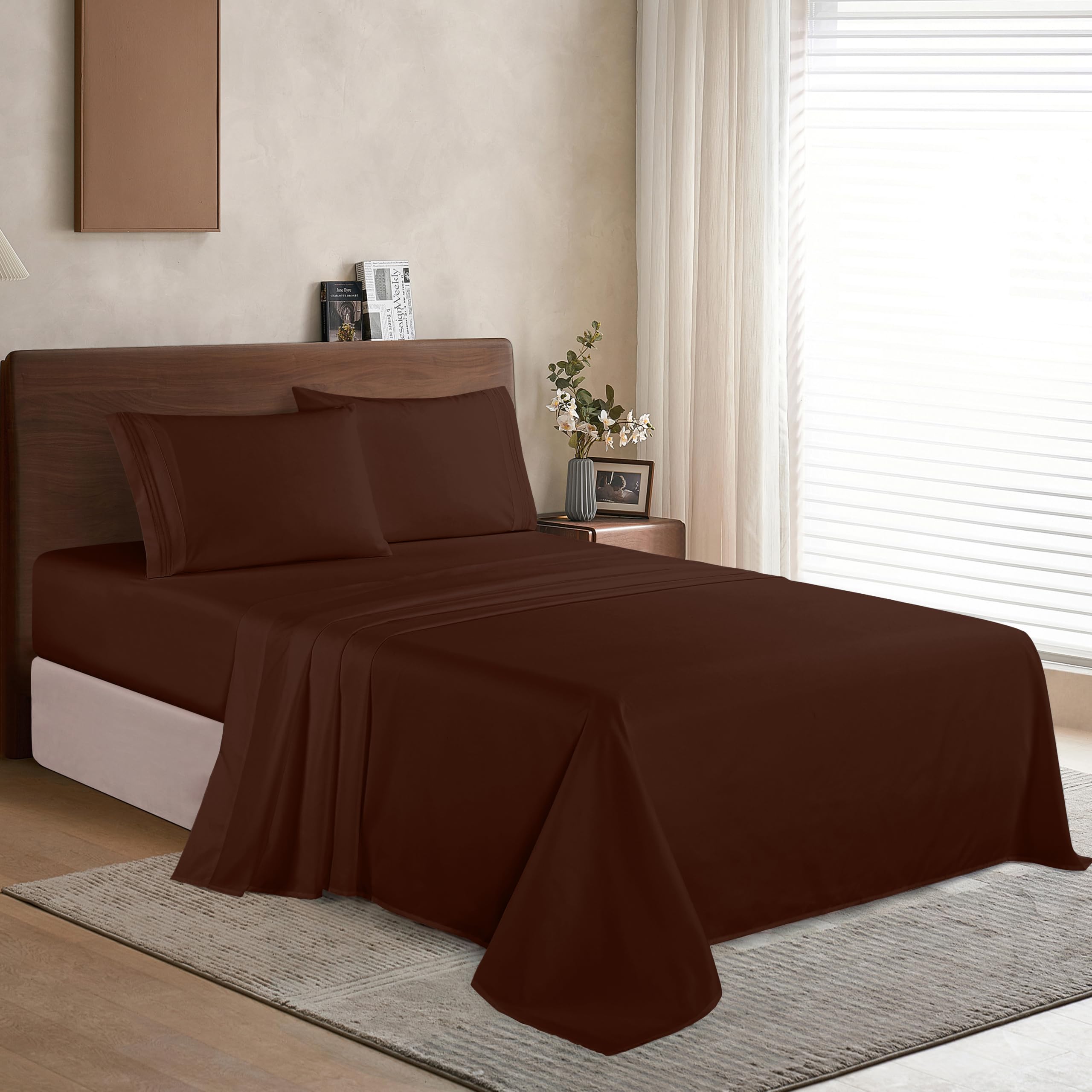 Elegant Comfort close-up of deep-pocket fitted sheet highlighting secure fit