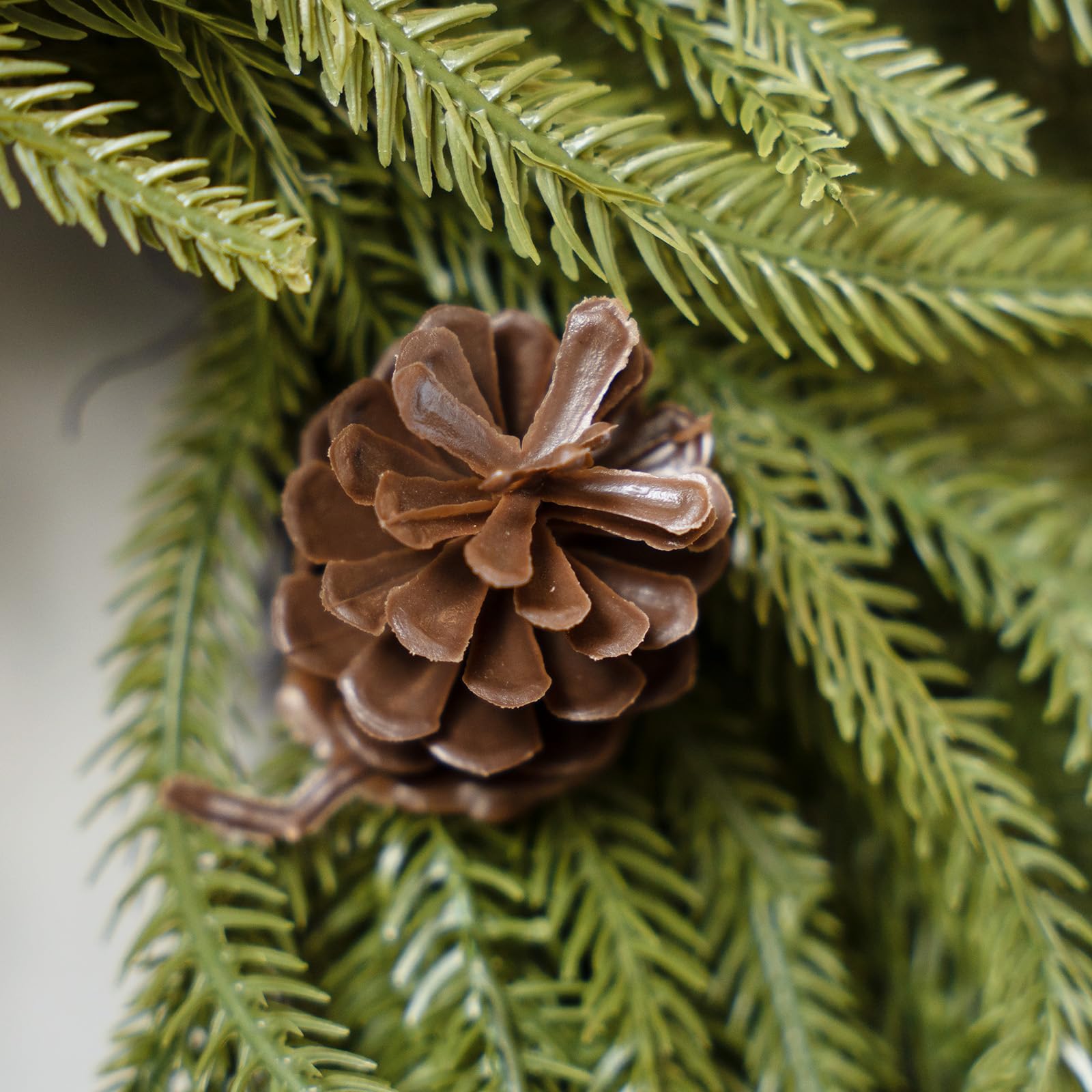 Eqanro packaged wreath with instruction card for easy setup and gifting