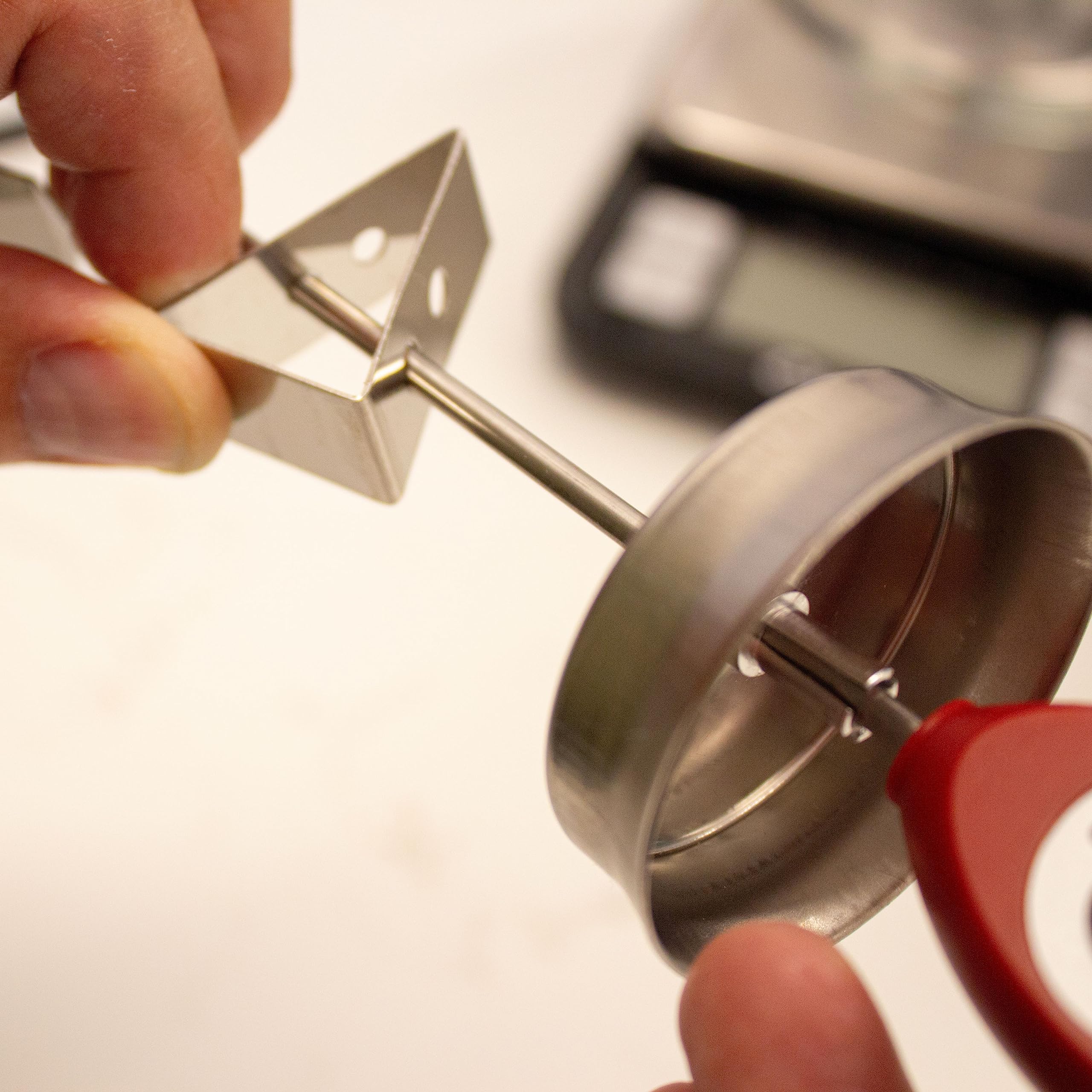 Escali DHC1 clipped to a pot with stable hands-free monitoring and safe probe placement