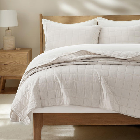 EVERGRACEHOME king quilt front view showing soft birch color and neat finish