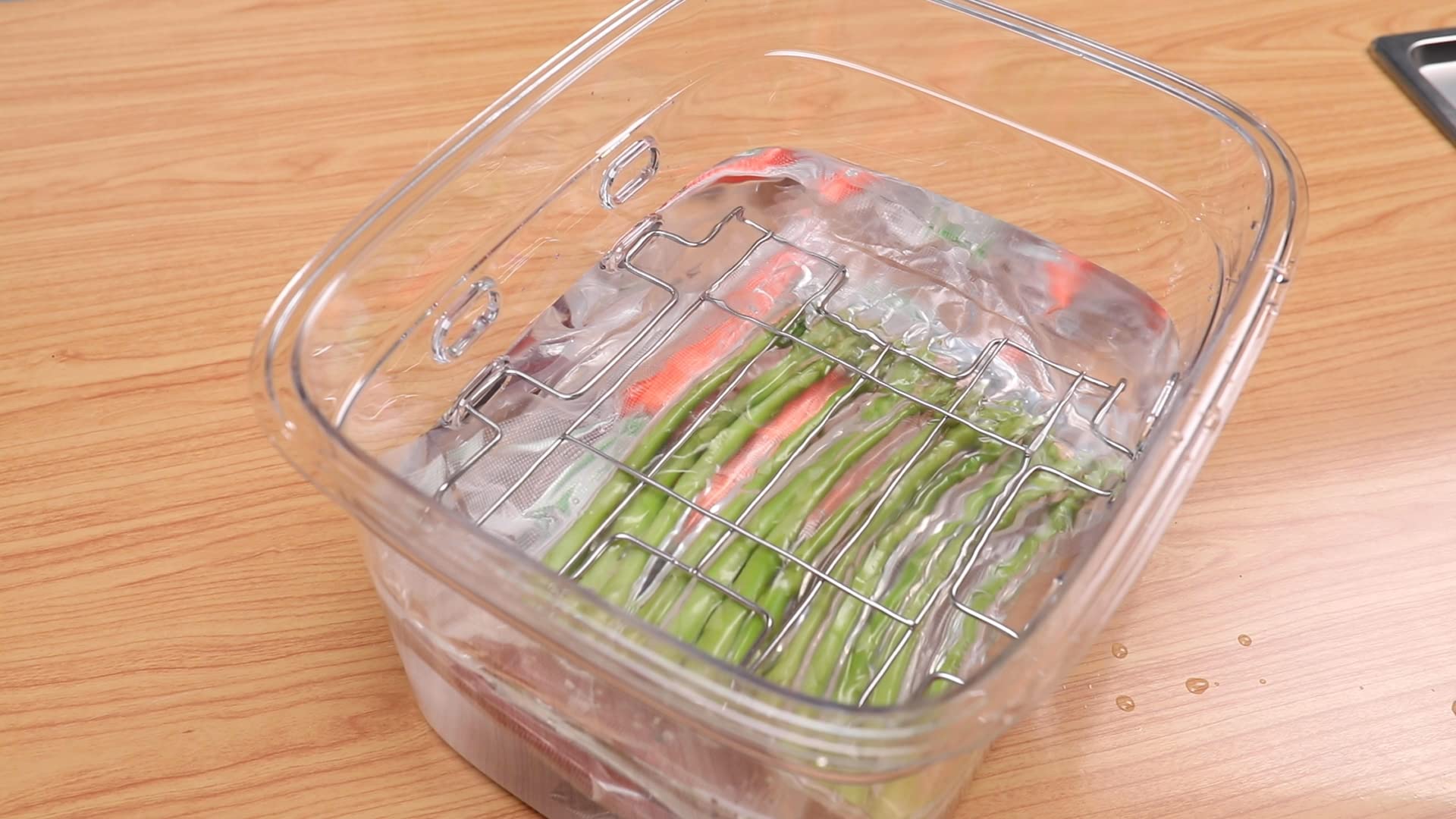 EVERIE collapsible silicone lid closed on container to reduce evaporation and save space