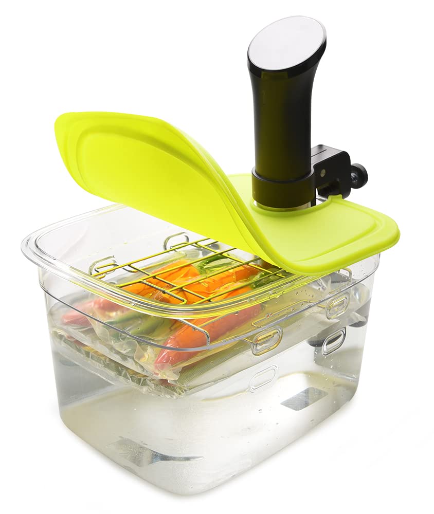 EVERIE container in use with immersion circulator demonstrating compatibility and steady circulation