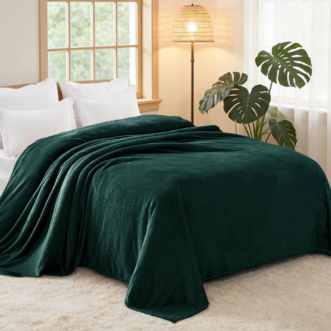 Exclusivo Mezcla folded blanket stack illustrating compact storage and tidy presentation