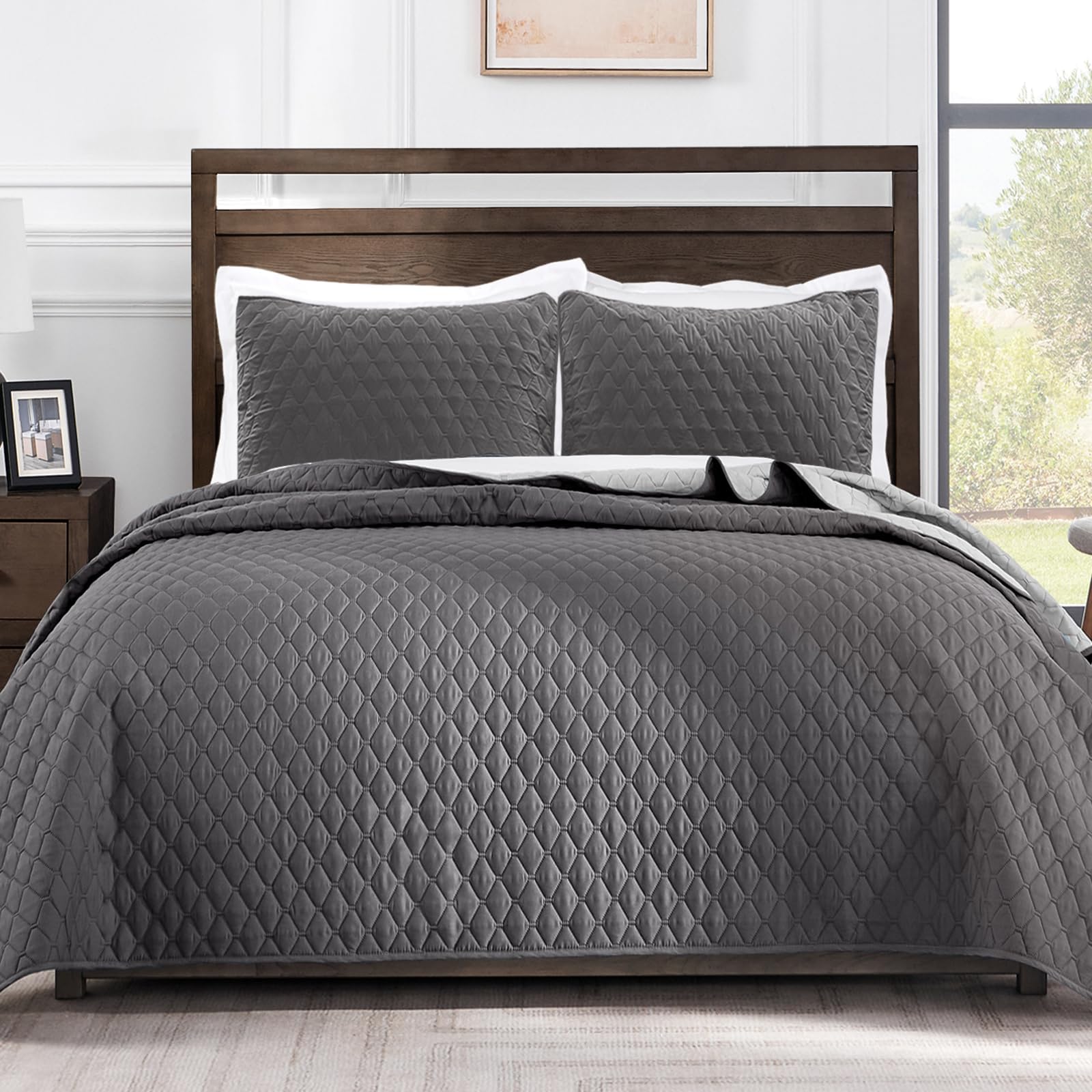 Exclusivo Mezcla front view of grey quilt set showing neat styling and easy coordination