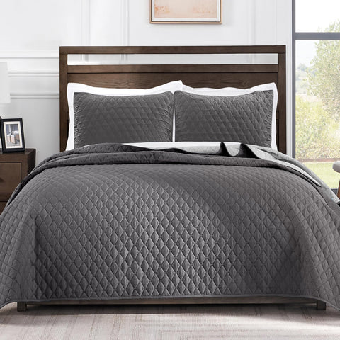 Exclusivo Mezcla front view of grey quilt set showing neat styling and easy coordination