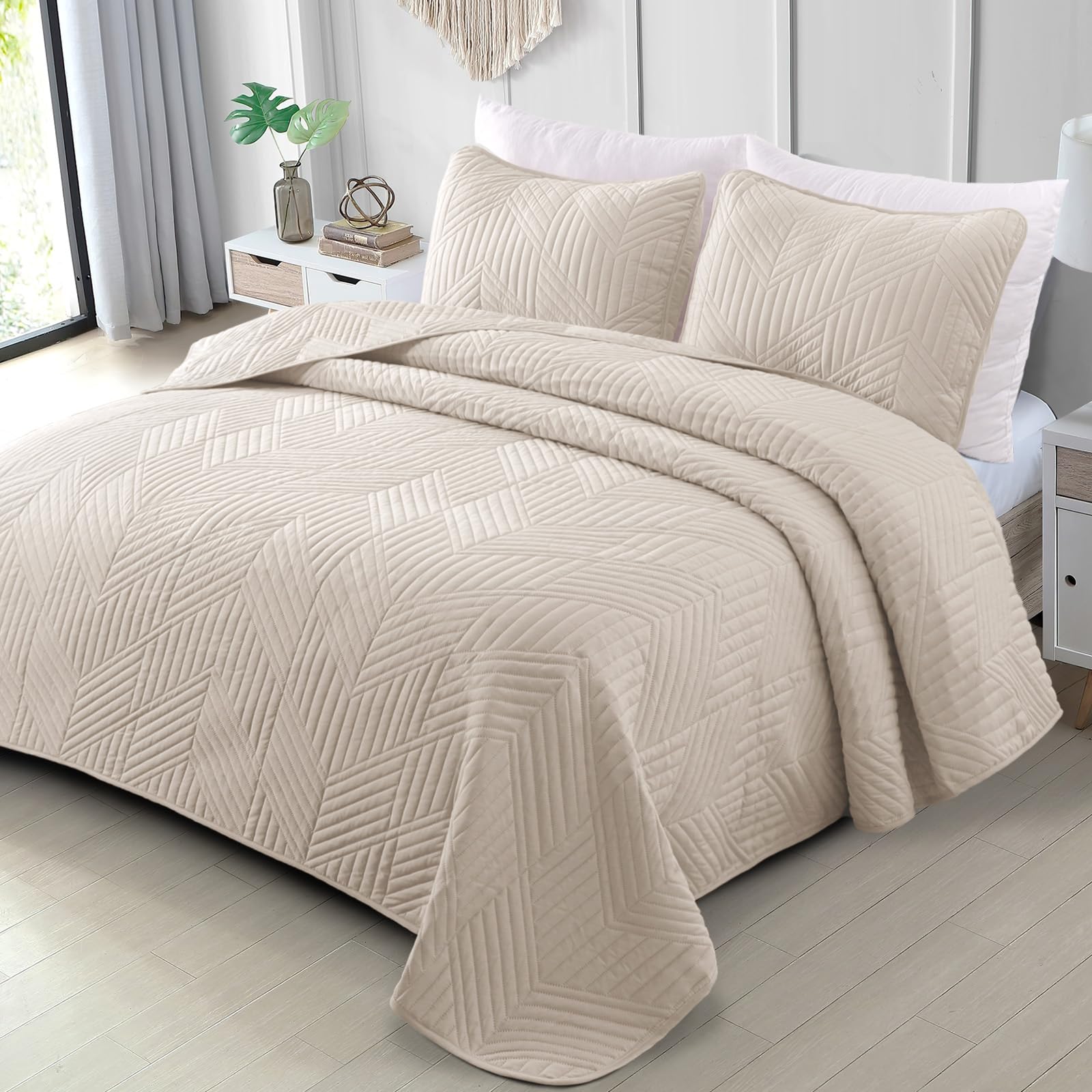 Exclusivo Mezcla front view of Brich Beige quilt set showing neat styling and easy layering