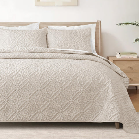 Exclusivo Mezcla king quilt front view showing full bed coverage and neat drape