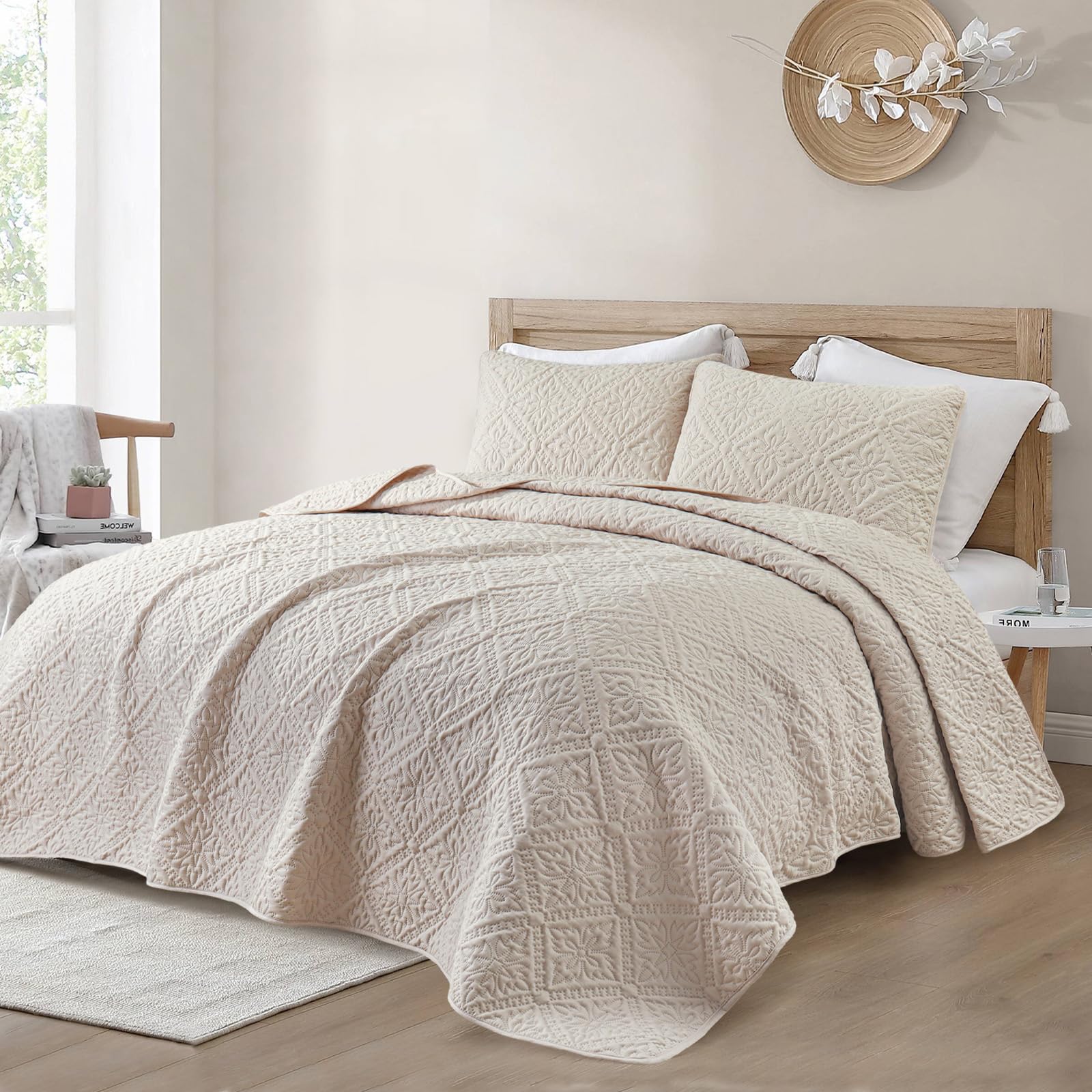 Exclusivo Mezcla close-up of brushed microfiber texture and ultrasonic floral quilting benefit softness