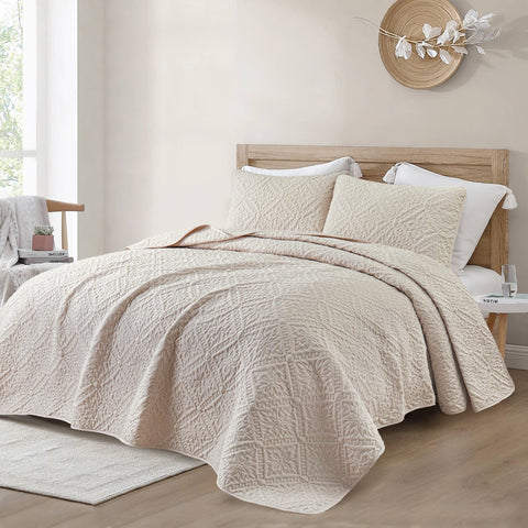 Exclusivo Mezcla close-up of brushed microfiber texture and ultrasonic floral quilting benefit softness