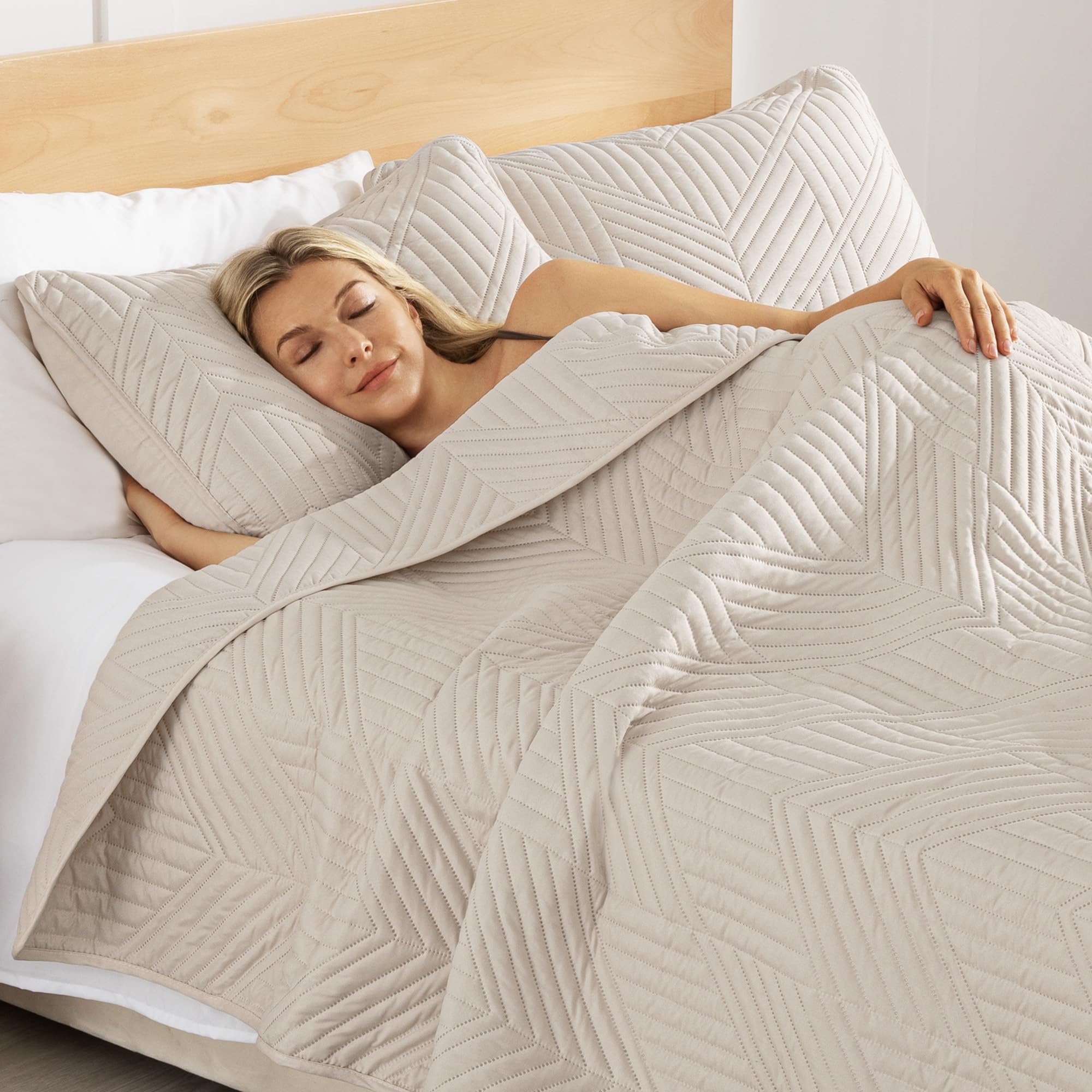 Exclusivo Mezcla quilt displayed on a made bed illustrating lightweight, all-season use