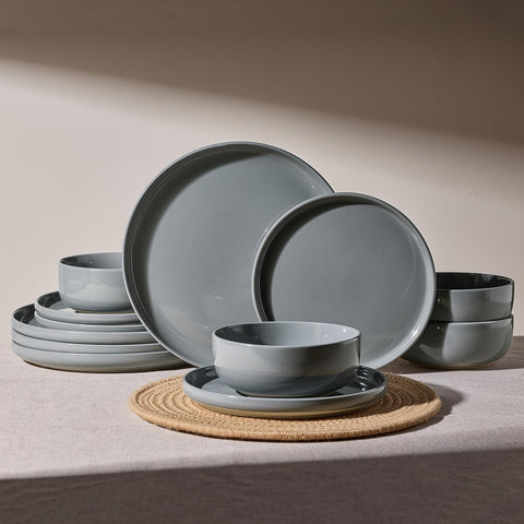 Famiware front view of the dark gray dinnerware set showcasing complete pieces and packaging