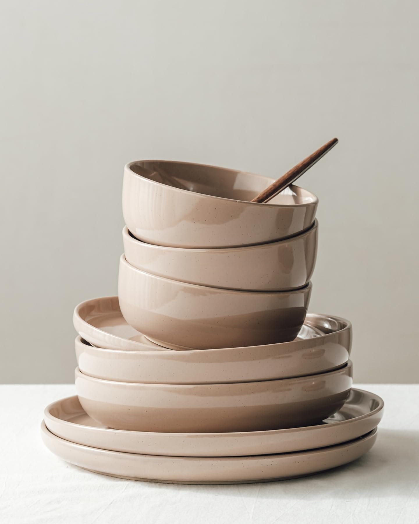 famiware detailed view of salad plate rim showing speckled pattern and neutral color coordination