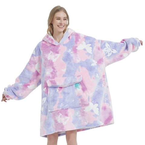 Fiosnow wearable blanket at outdoor concert showing warmth on cool nights
