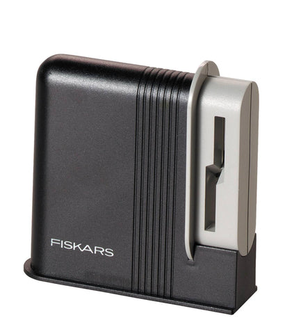 Fiskars Clip-Sharp side profile highlighting stable handle and control benefit