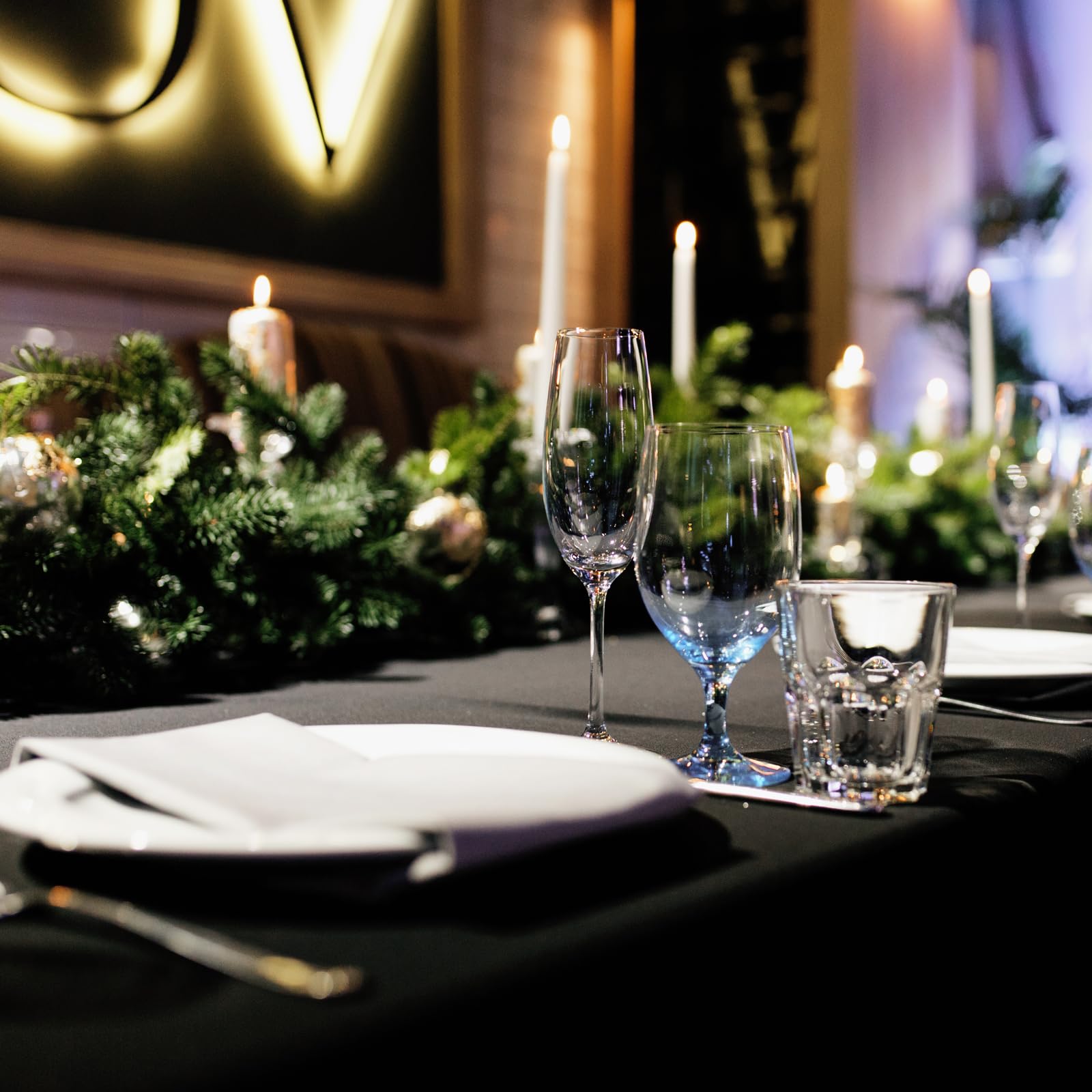 Fixwal fitted table at banquet highlighting sleek black presentation and durability