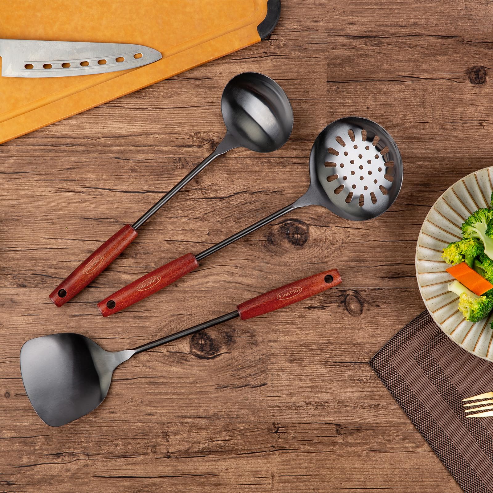 FJNATINH wooden handle close-up showing ergonomic grip and comfortable control
