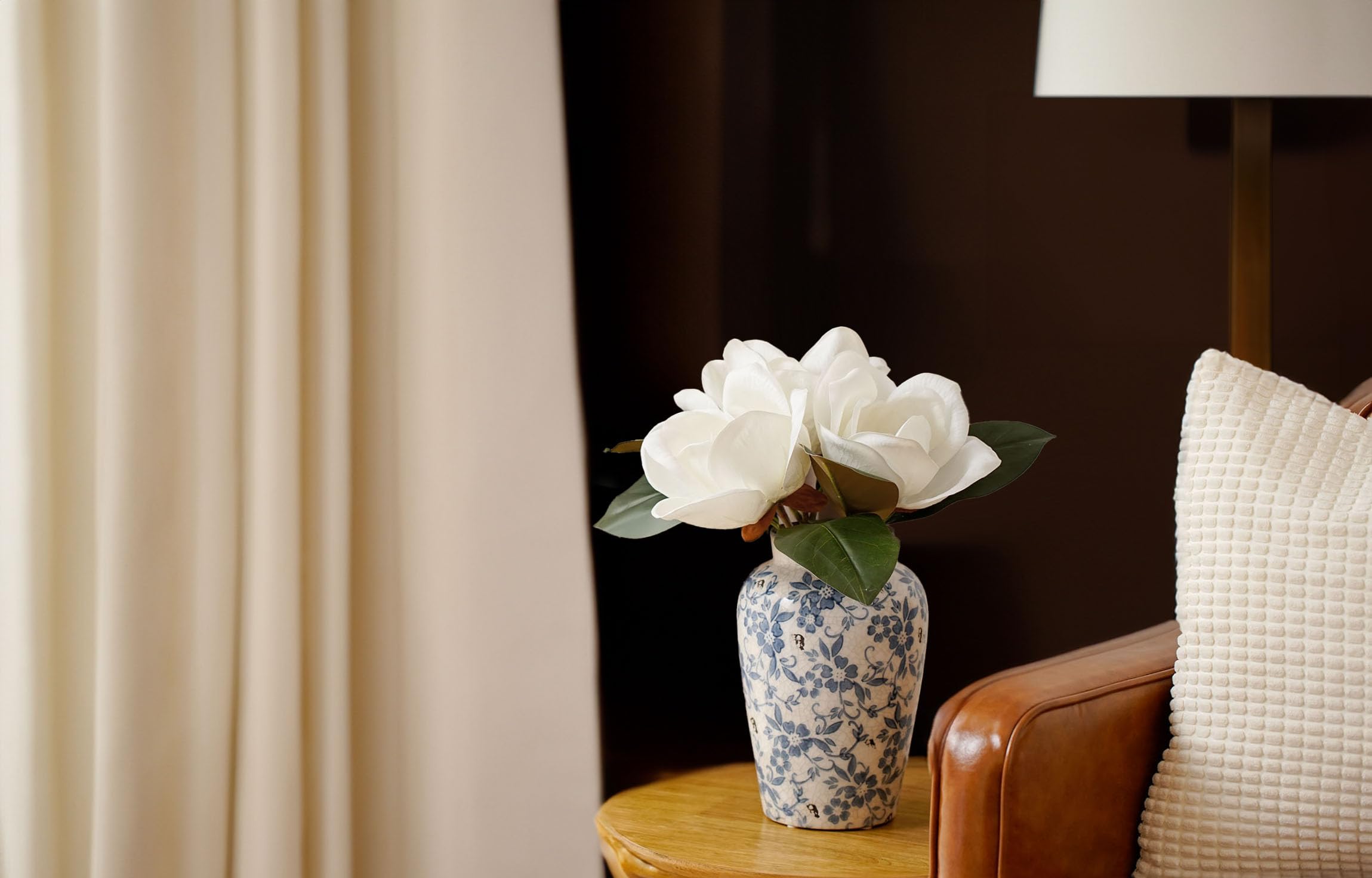 FlorisDecor boxed magnolia packaging demonstrating secure shipping and damage protection benefit