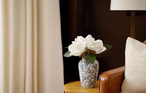 FlorisDecor boxed magnolia packaging demonstrating secure shipping and damage protection benefit