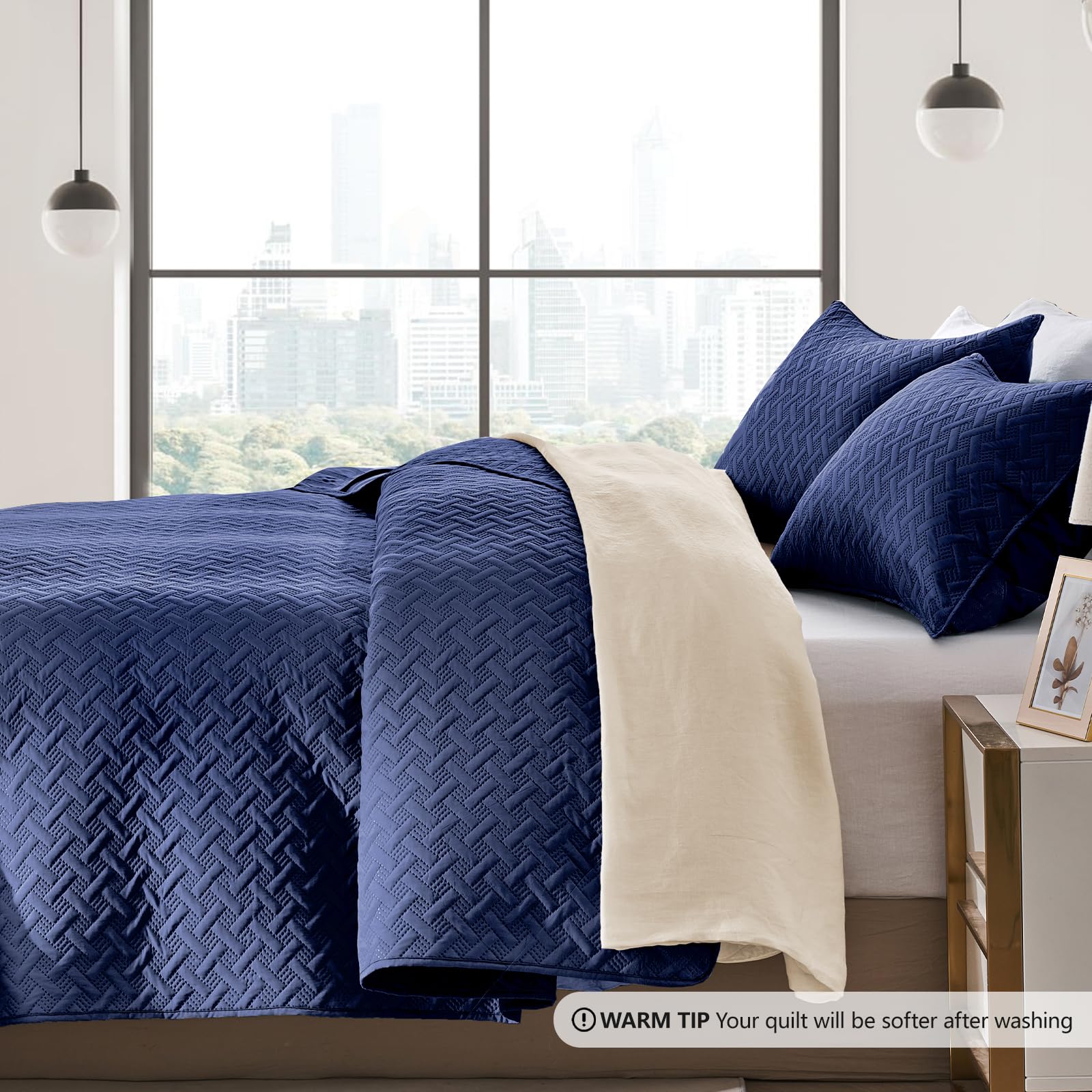 FLYMME quilt edge and stitching close-up, shows quality finish and long-lasting seams