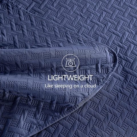 FLYMME quilt folded in storage, displays compact, low-maintenance linen convenience