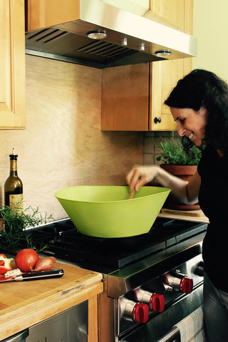 Frywall preventing spillover while sautéing vegetables in large pan