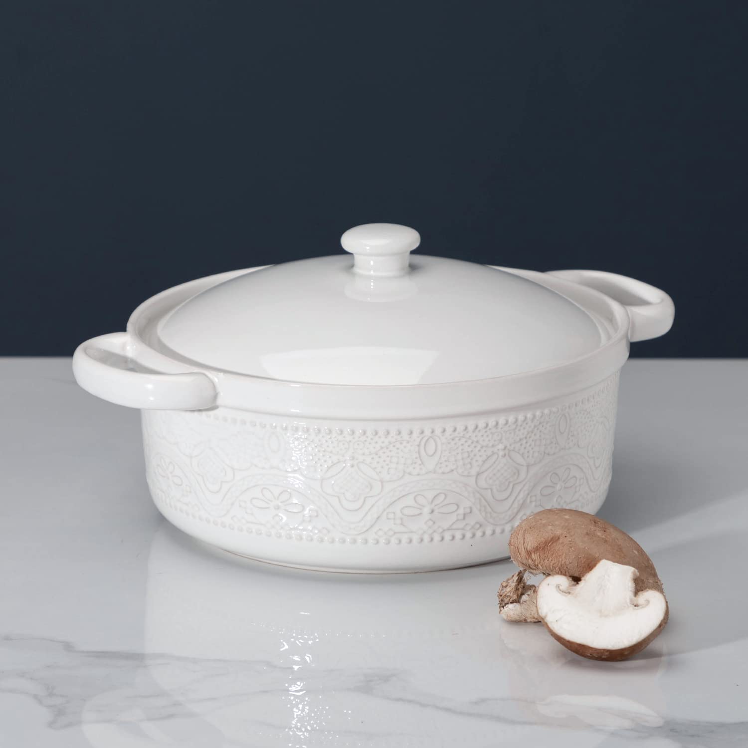FUN ELEMENTS casserole lid detail highlighting snug fit and heat retention benefit