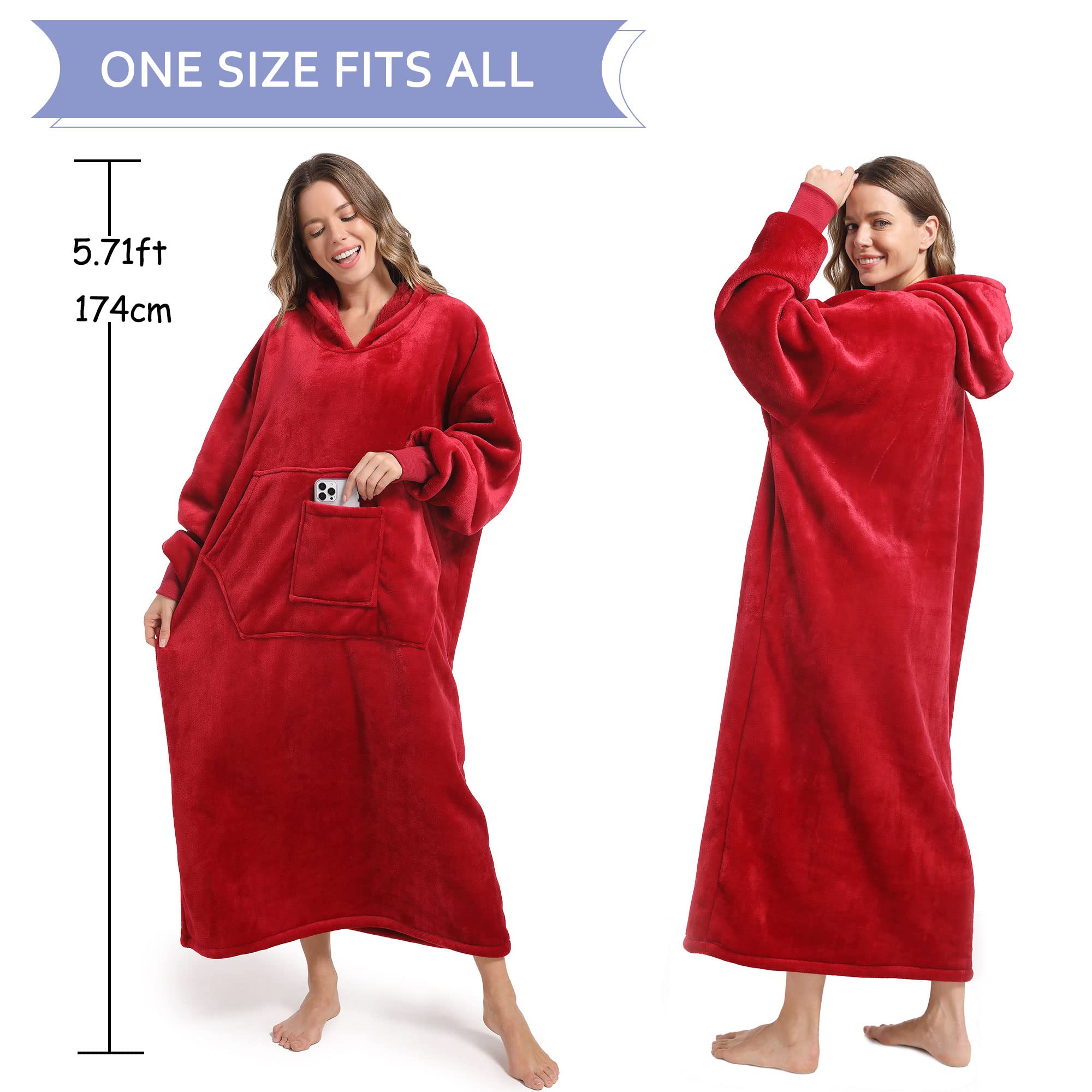 FUSSEDA model wearing blanket on sofa for cozy relaxation benefit