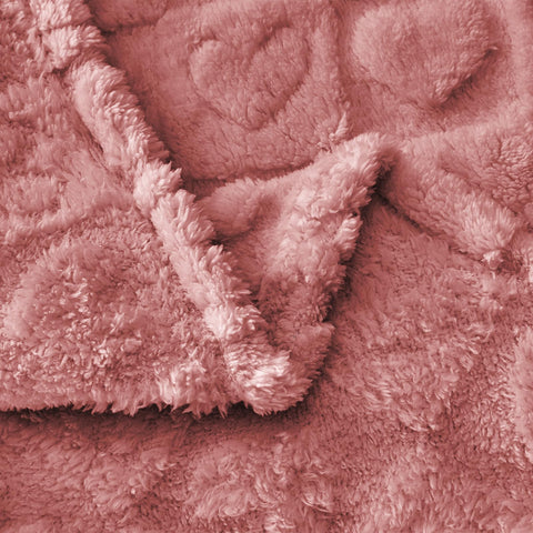 FY FIBER HOUSE heart-checkered blanket presented as a gift to show thoughtful present idea