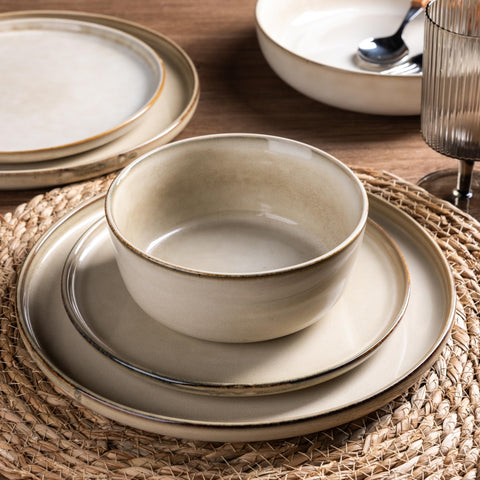 GBhome dinner plate rim ridge detail that prevents spills and holds sauces