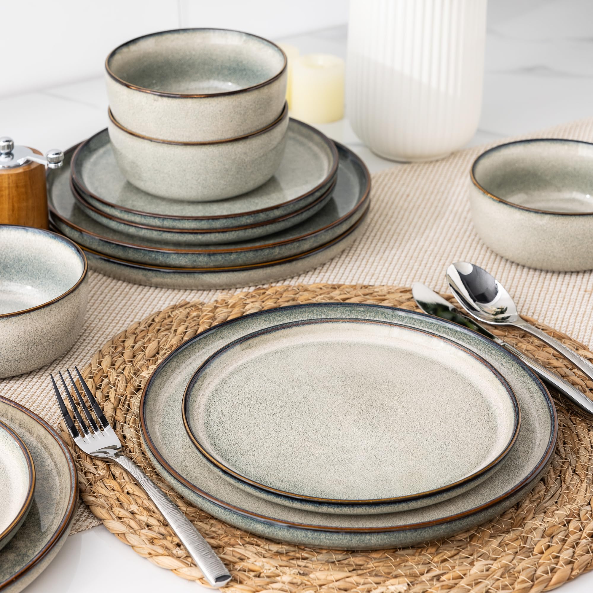 GBhome top view of 10.5-inch dinner plate highlighting rim to prevent spills
