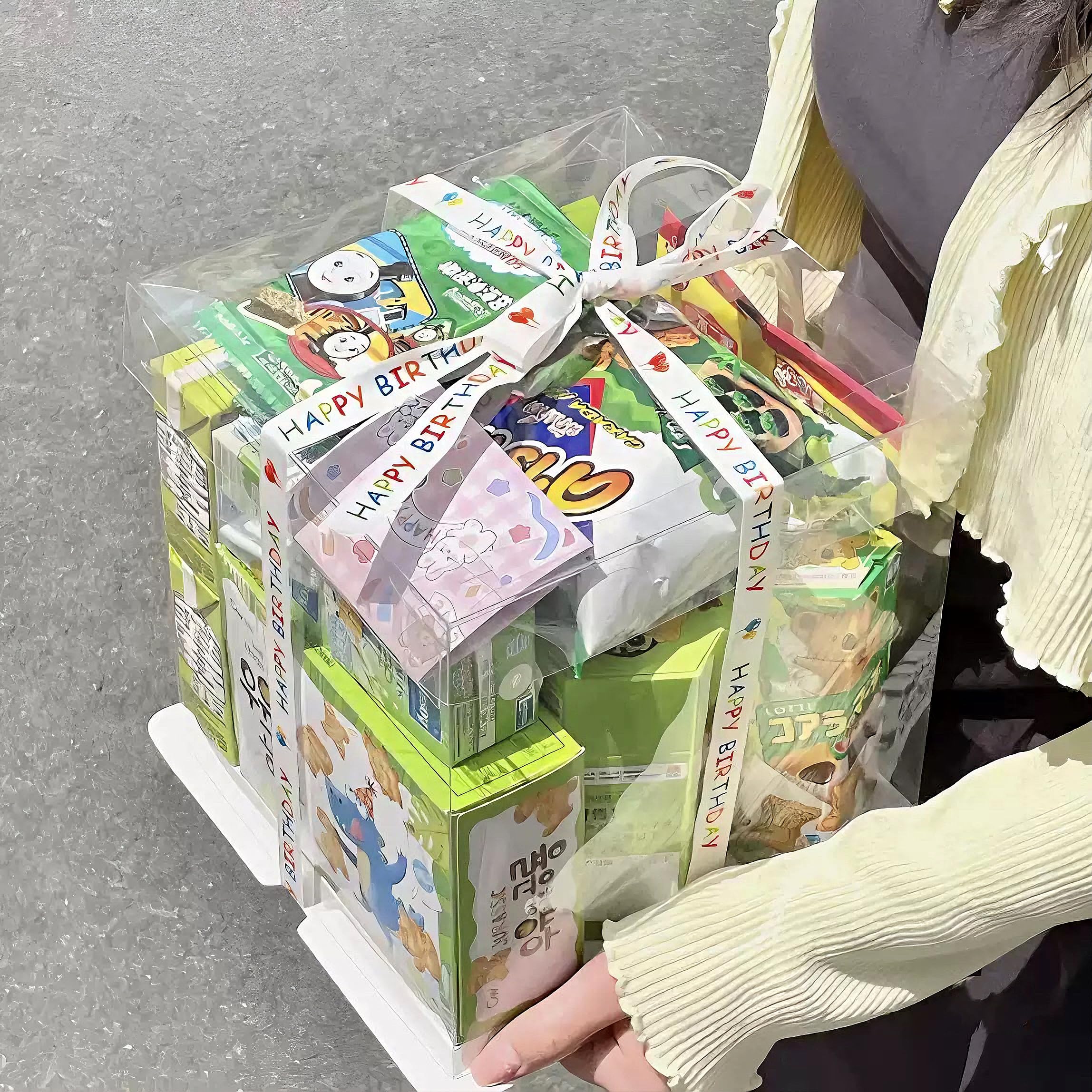 Generic box in use during cake delivery showing protection while transporting