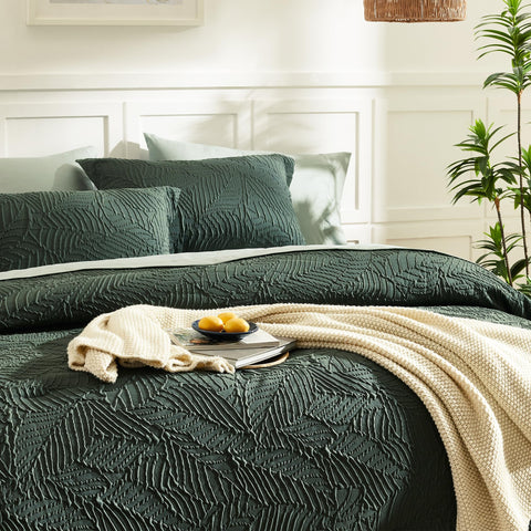 Geniospin comforter displayed on a styled bedroom illustrating room-enhancing design