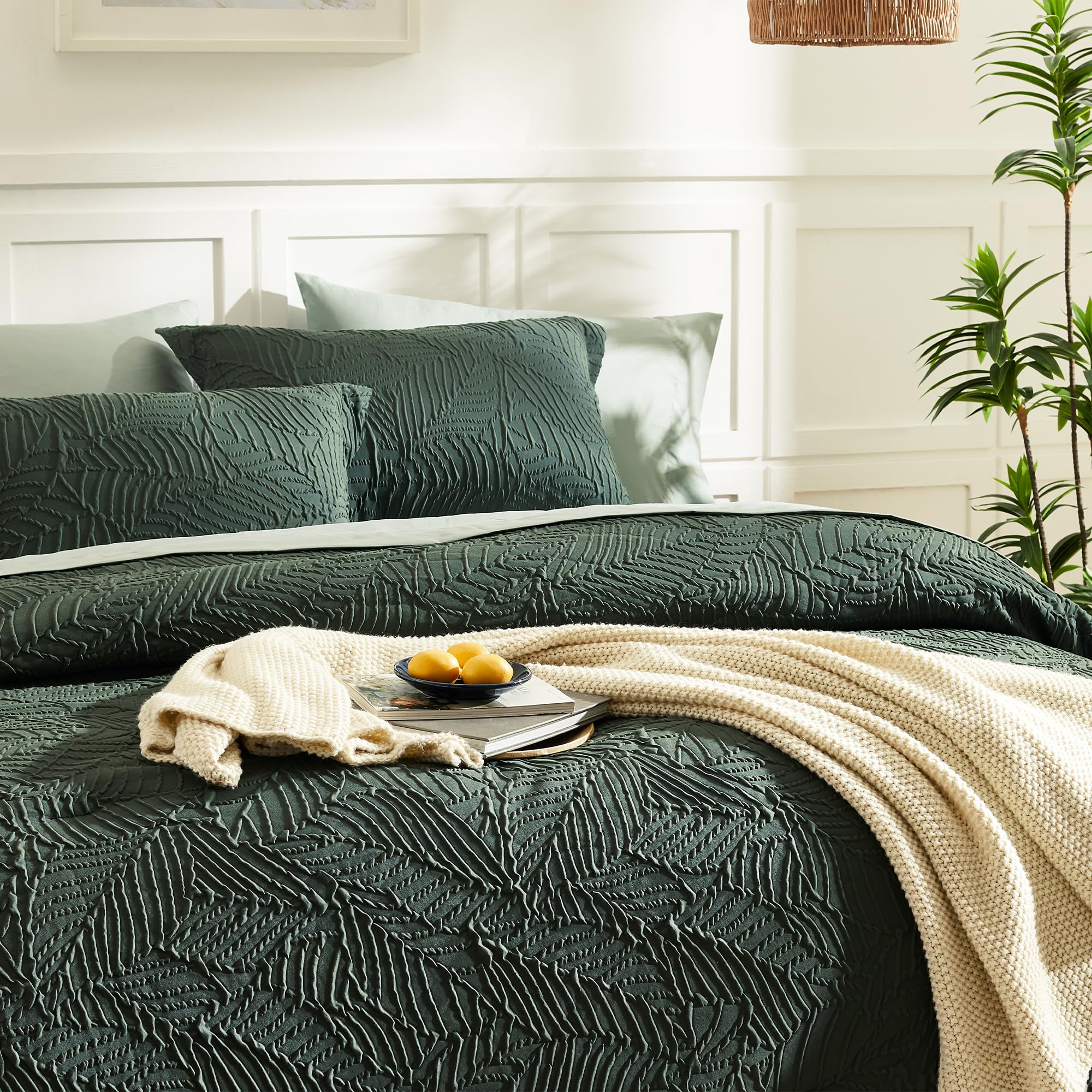 Geniospin fitted sheet deep pocket demo showing secure mattress fit benefit