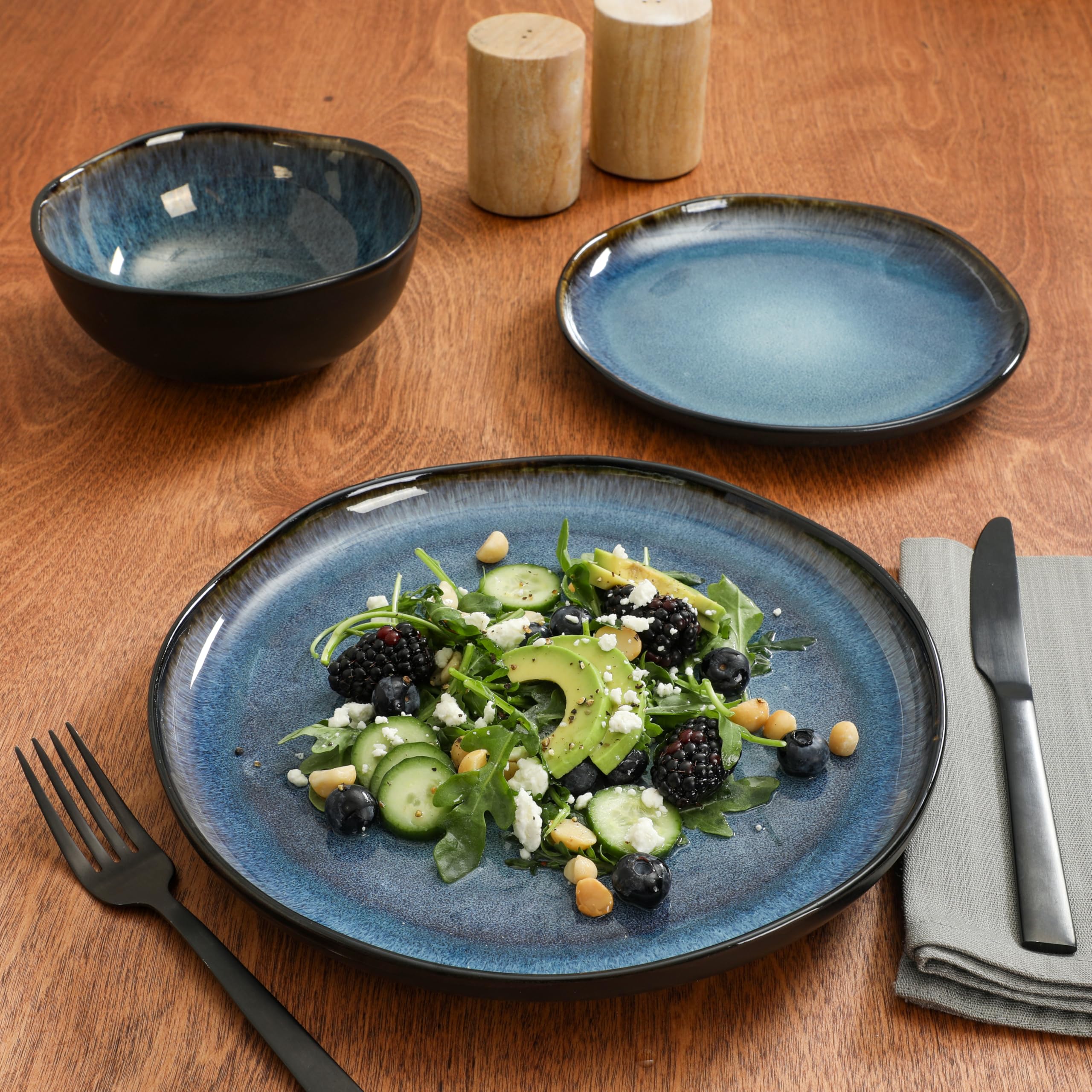 Gibson Elite dinner plate close-up showing reactive glaze detail