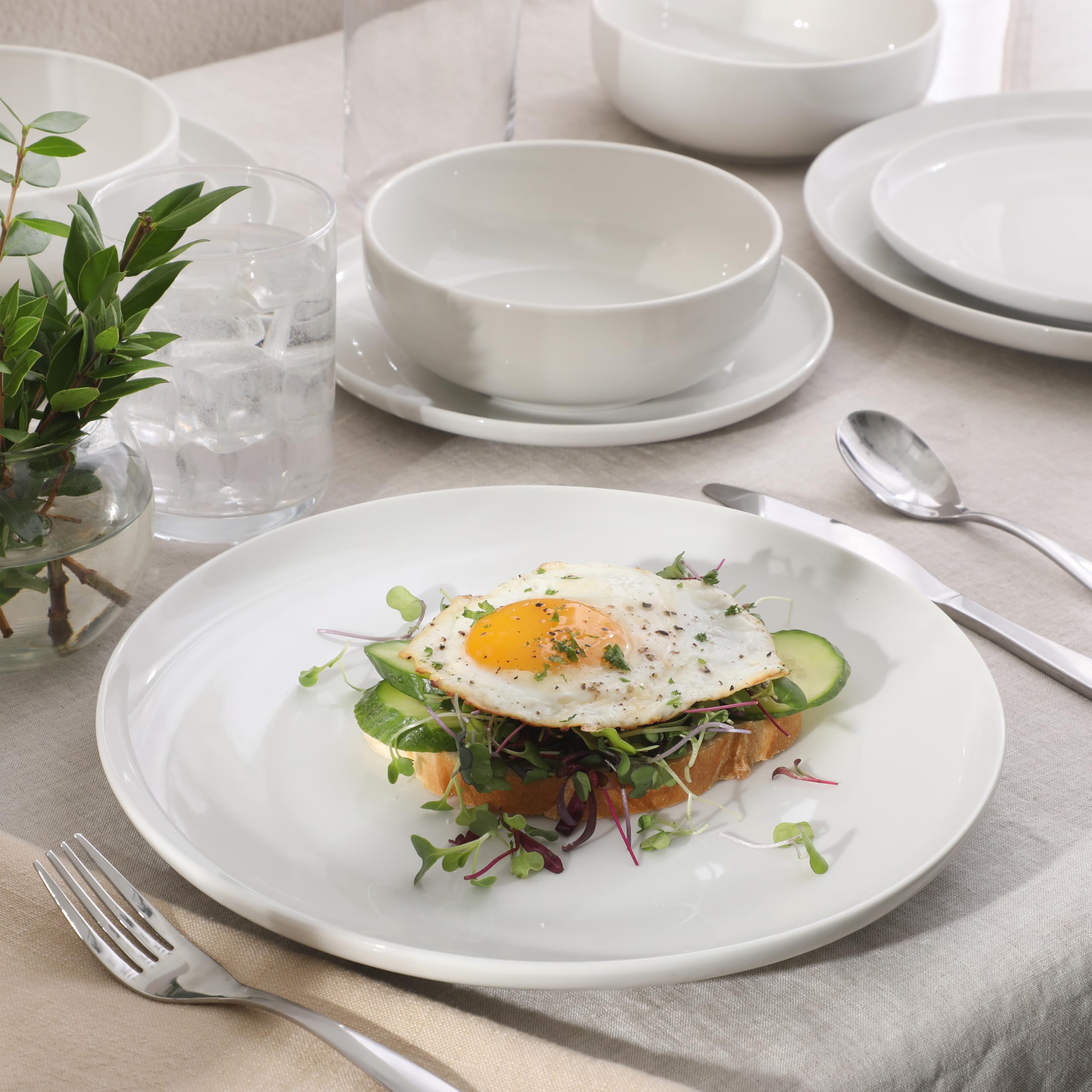 Gibson Home close-up of a 10.5-inch dinner plate highlighting smooth porcelain surface and food focus