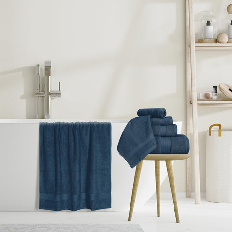GLAMBURG size comparison display of bath towel and hand towel for clear dimension reference