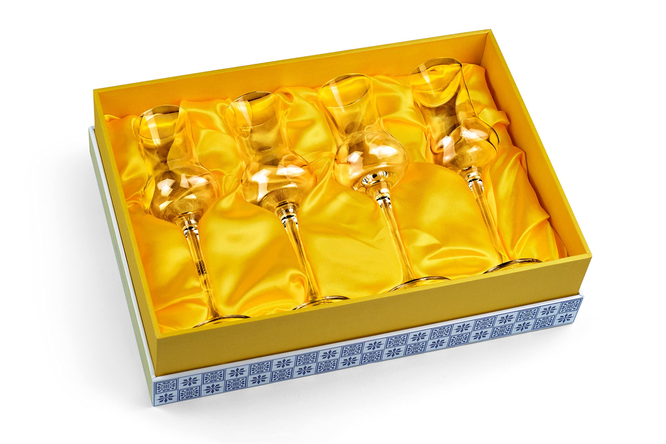 GLASSIQUE CADEAU glass filled with limoncello highlighting color