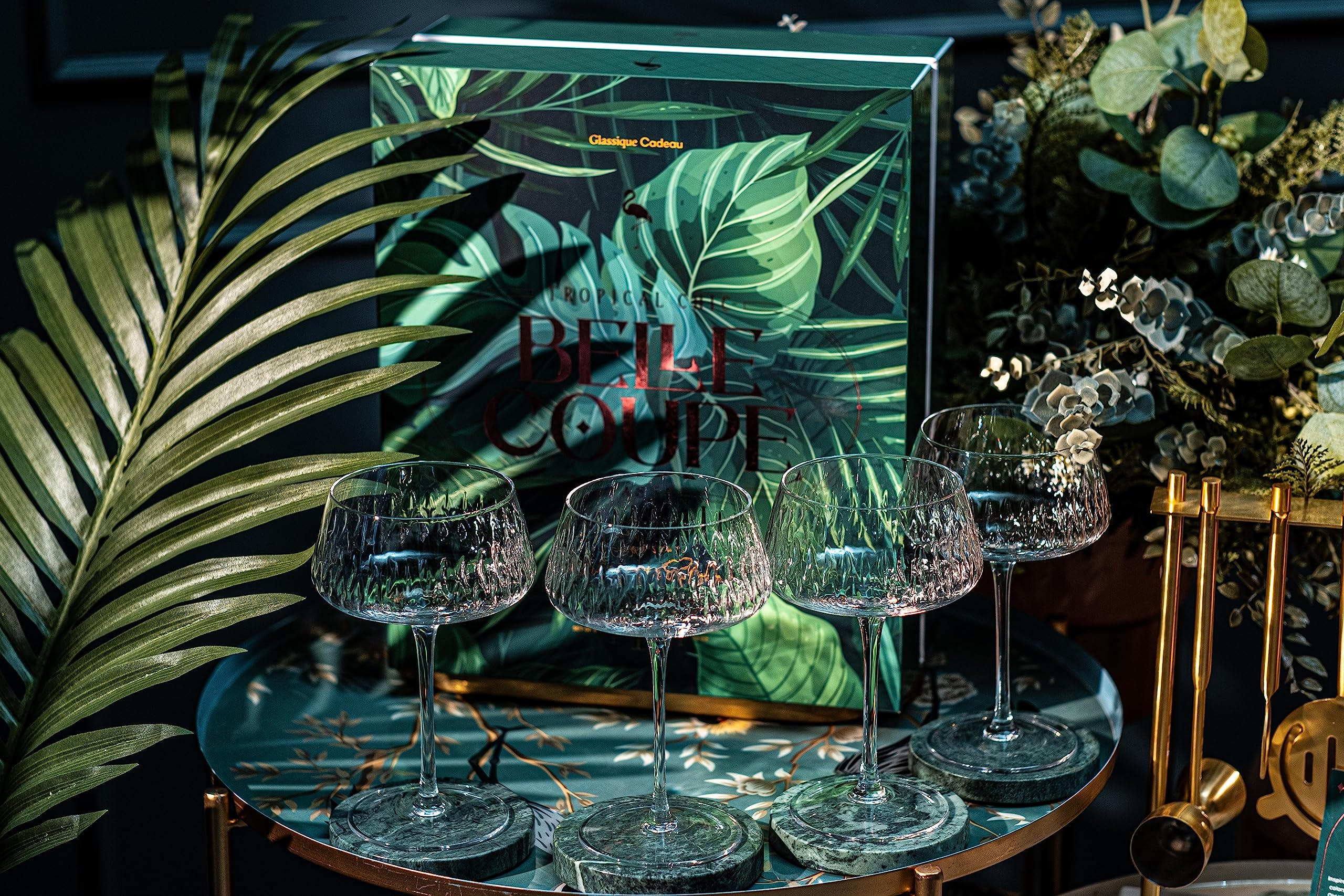 GLASSIQUE CADEAU stem and base detail emphasizing sturdy foot and refined craftsmanship benefit
