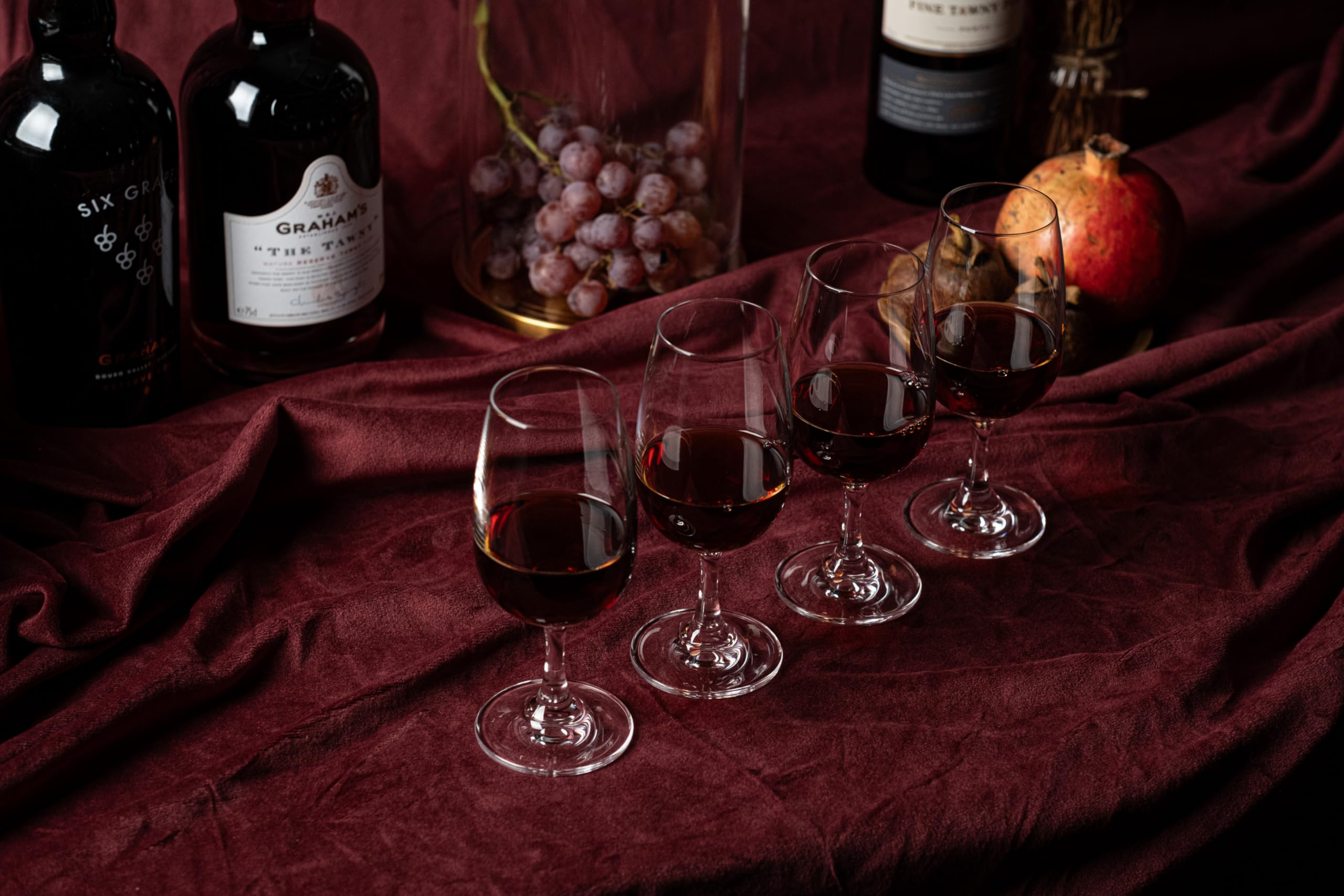 GLASSIQUE CADEAU in-use at tasting event illustrating professional nosing technique