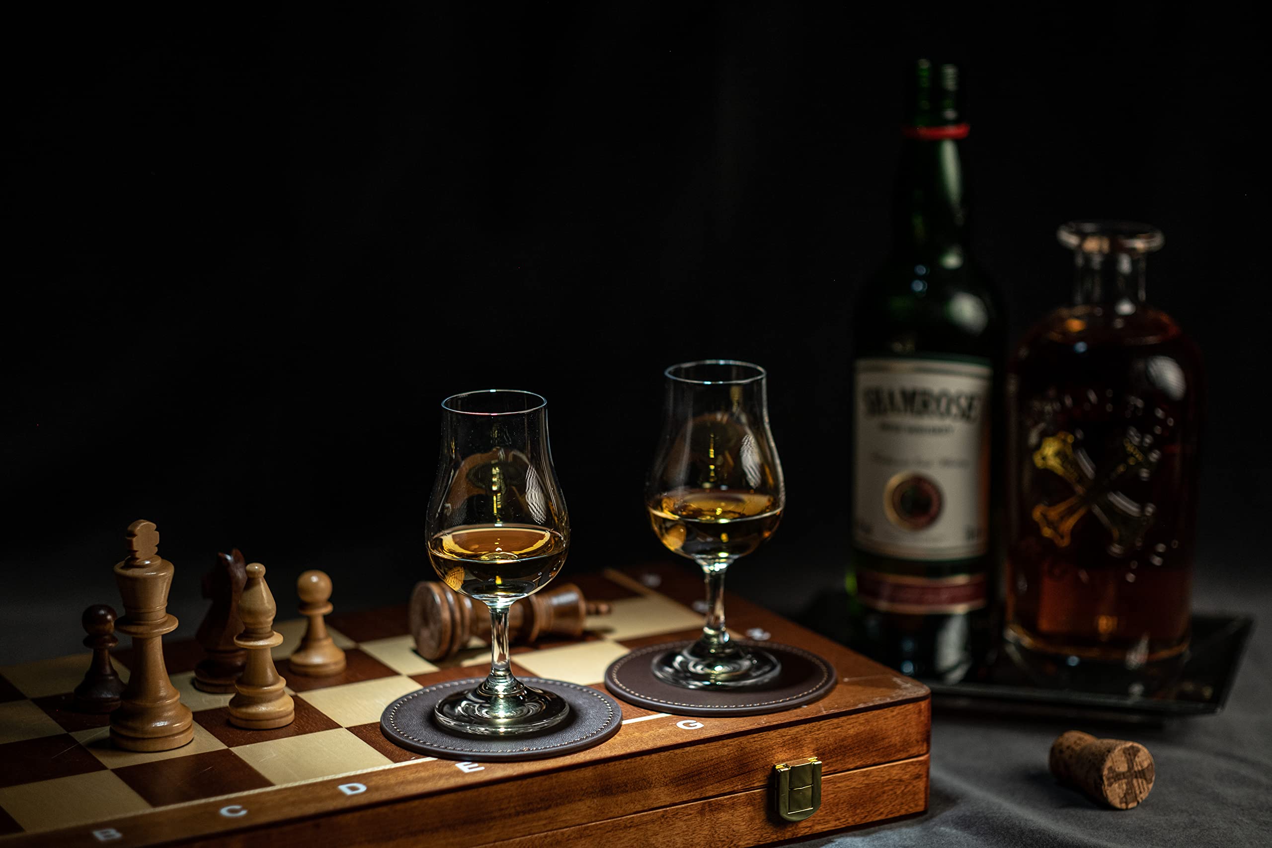GLASSIQUE CADEAU lifestyle tasting setup with glasses and tasting notes