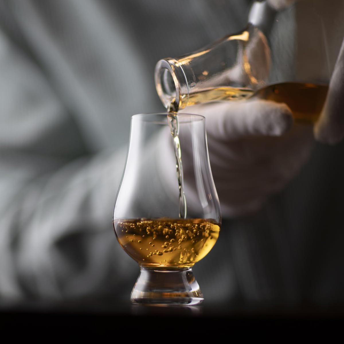 GLENCAIRN glass poured with scotch illustrating aroma capture and tasting focus