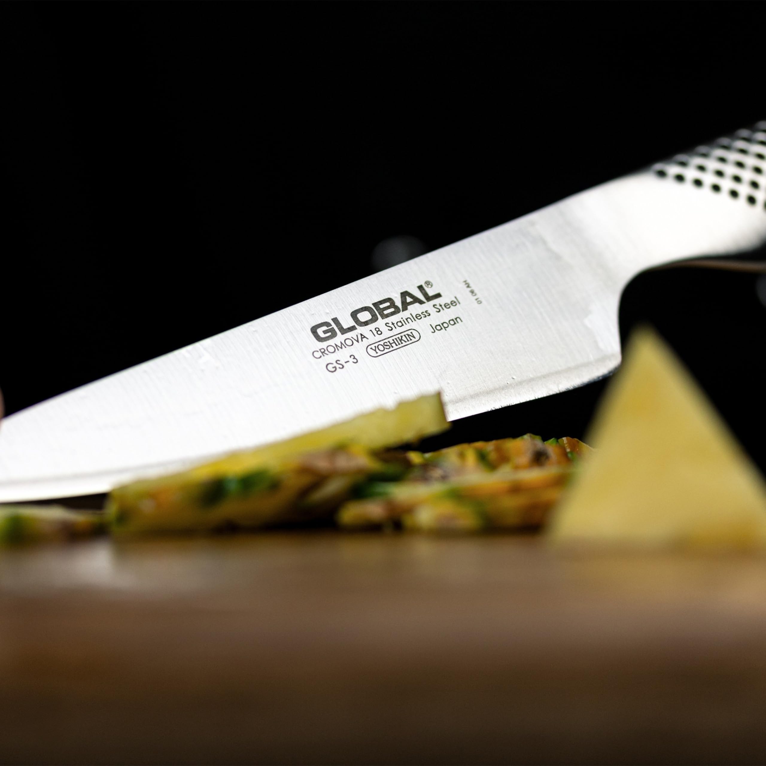 Global close-up of CROMOVA blade edge highlighting durable sharpness