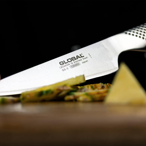 Global close-up of CROMOVA blade edge highlighting durable sharpness