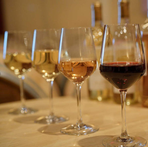Gnimihz glasses in dinner setting demonstrating stylish presentation advantage