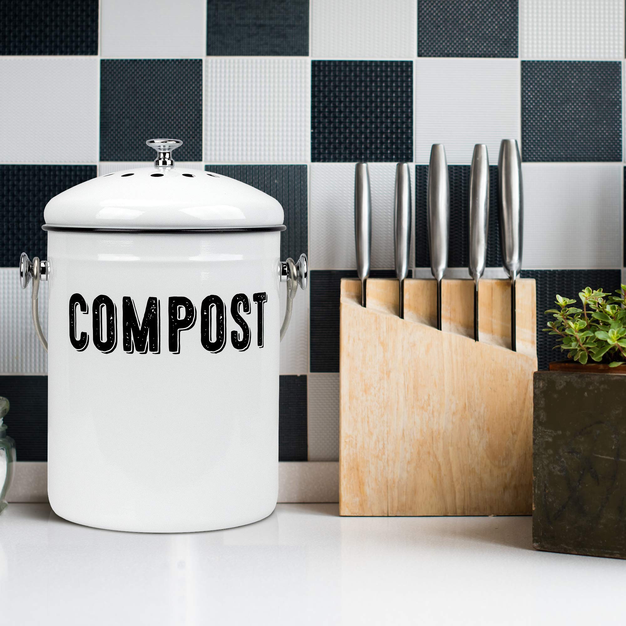 Granrosi lid seated detail, secure closure prevents spills and odors
