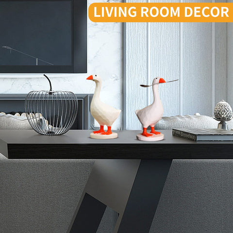 GRAPMKTG goose holding keys in its beak to keep essentials tidy