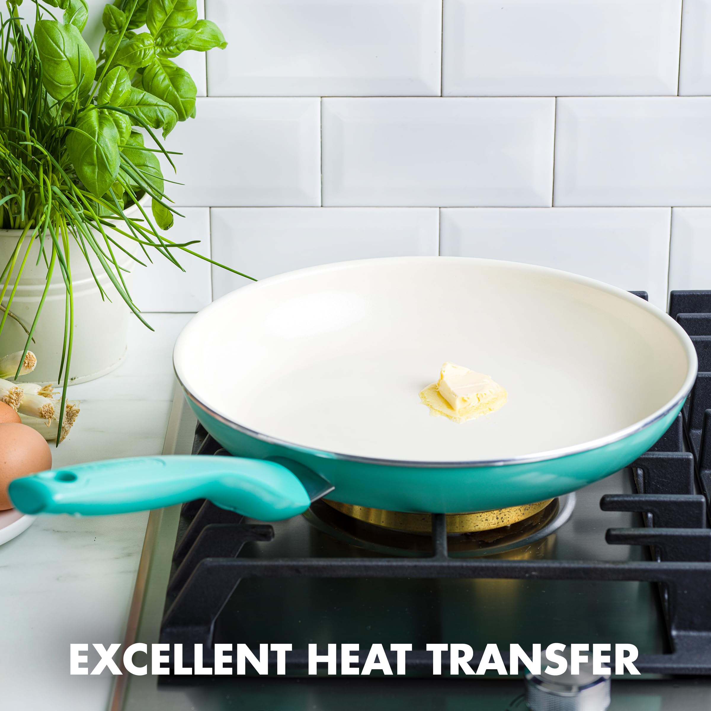 GreenPan Rio side profile highlighting heavy-gauge base for even heat distribution